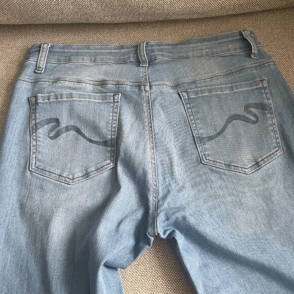 Santana Jeans Capris - Picture 8 of 8